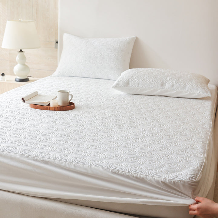 Padded mattress protector with elastic all-around rubber and quilted floral pattern