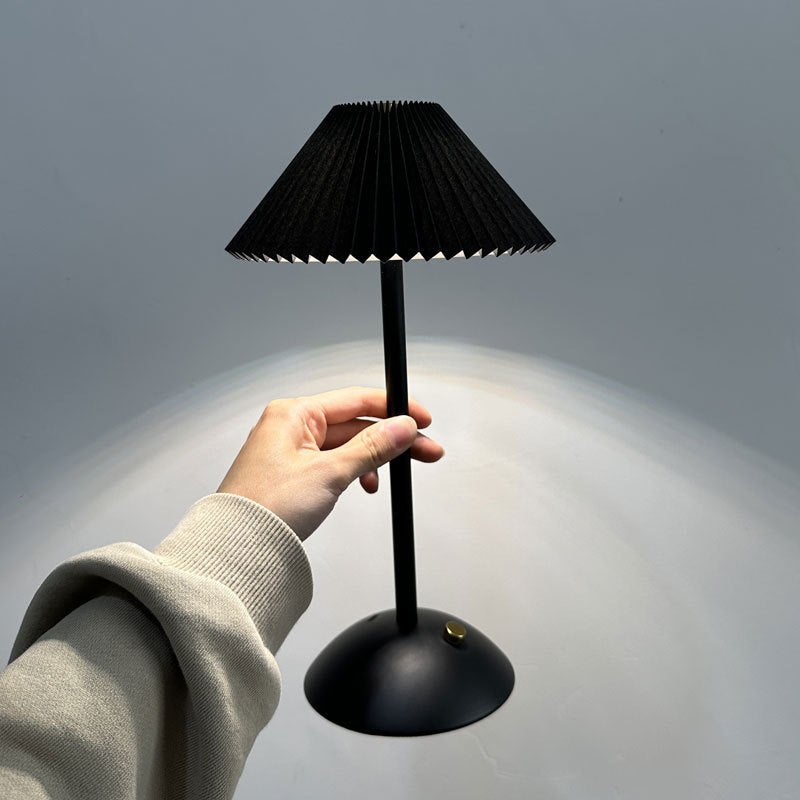 Stornfield | Lampe de table LED en tissu plissé conique rechargeable scandinave contemporain pour la table de chevet
