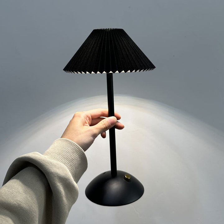 Stornfield | Lampe de table LED en tissu plissé conique rechargeable scandinave contemporain pour la table de chevet