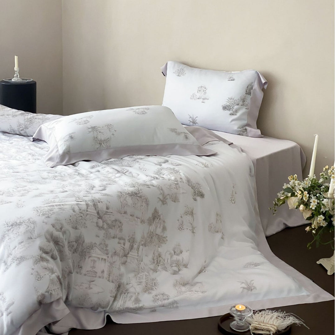 Luxurious cotton satin bedding set with Toile motif and fine satin piping