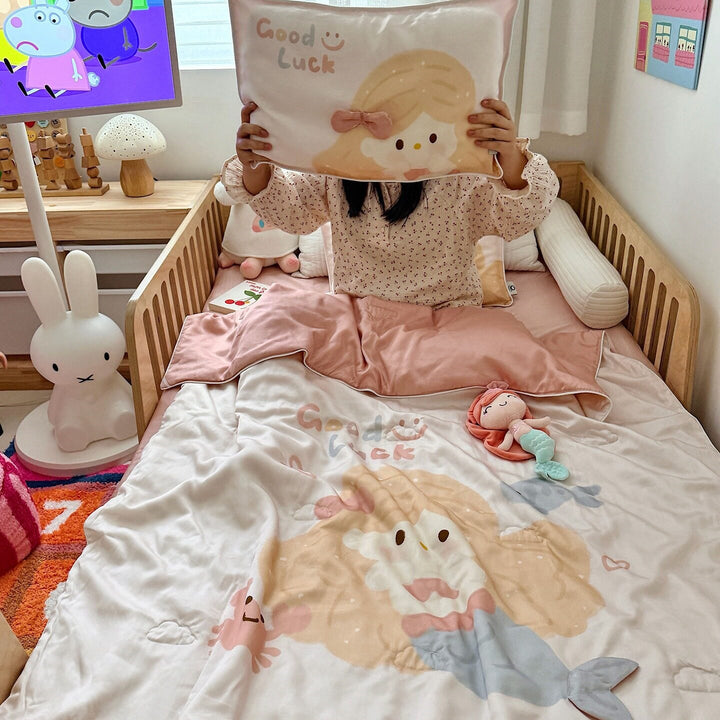 Children's bedding set with mermaid motif made of soft microfiber plush and quilted blanket