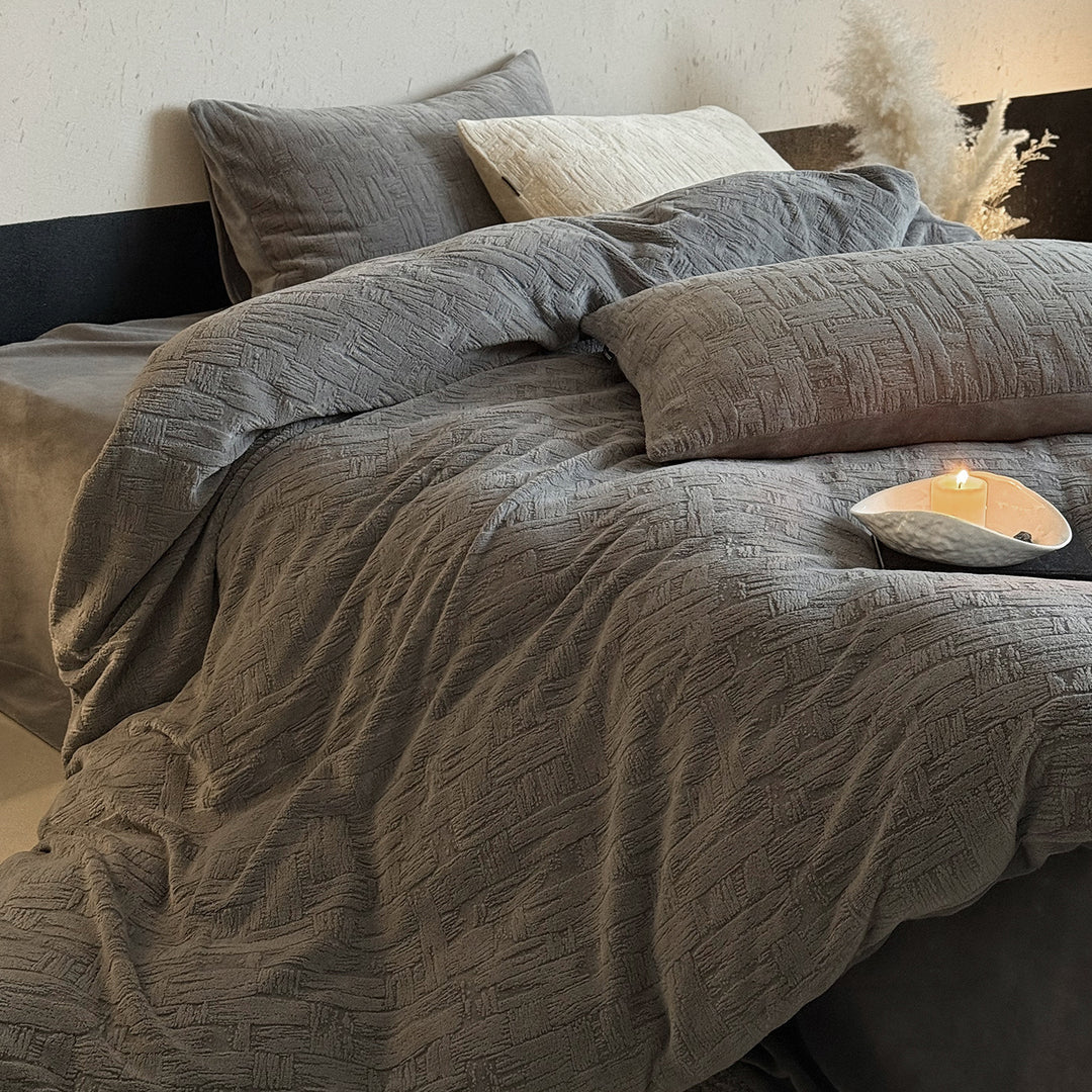 Structured linen-cotton bedding set with embossed relief quilting and extra soft feel