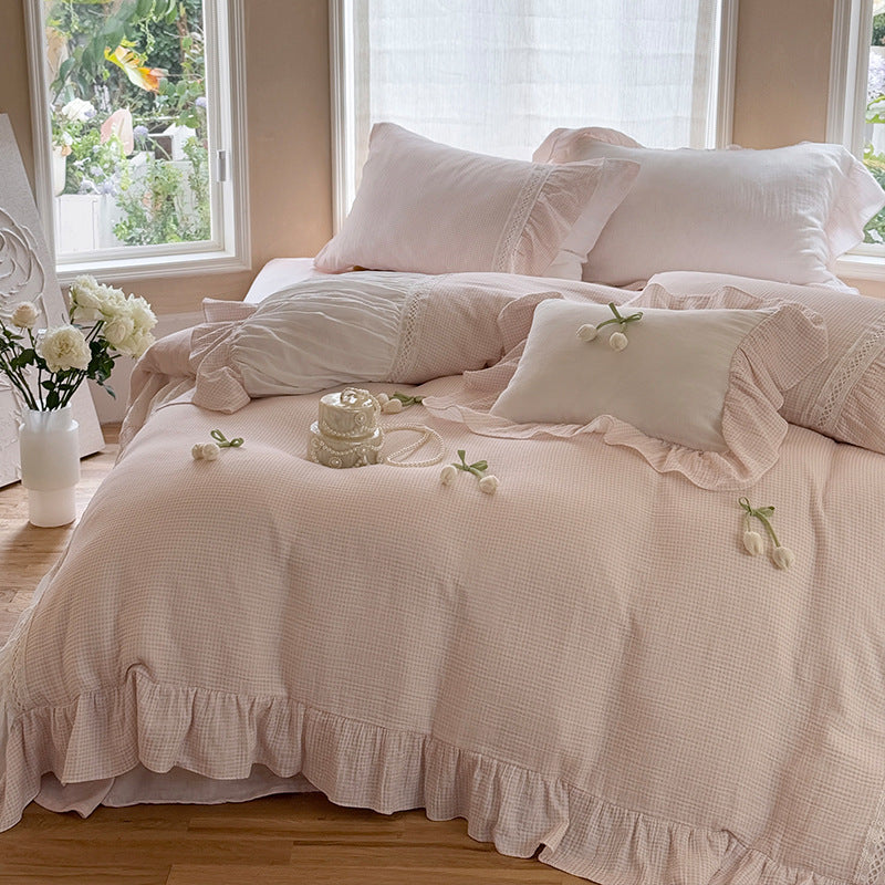 Ruffled bedding set made of cotton gauze with a fine waffle texture and lace edge