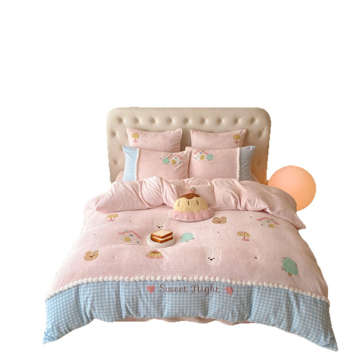 Children's bedding set made of cotton muslin with cute embroidered appliqués, pompom border and reversible function
