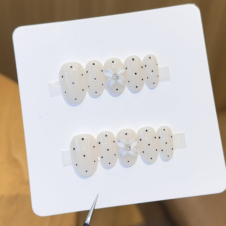 Artificial nail tips with floral and dotted accents Stornfield