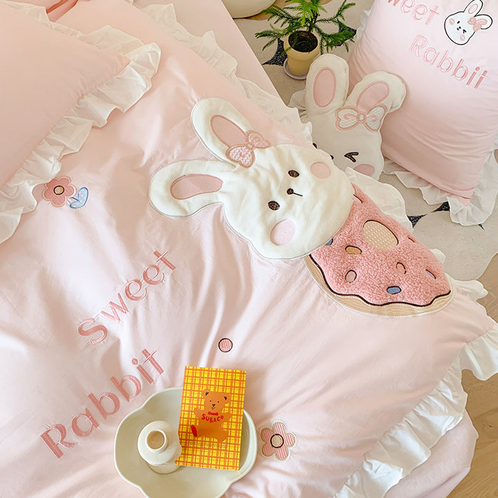 Children's bedding set with ruffles and appliquéd bunny motif