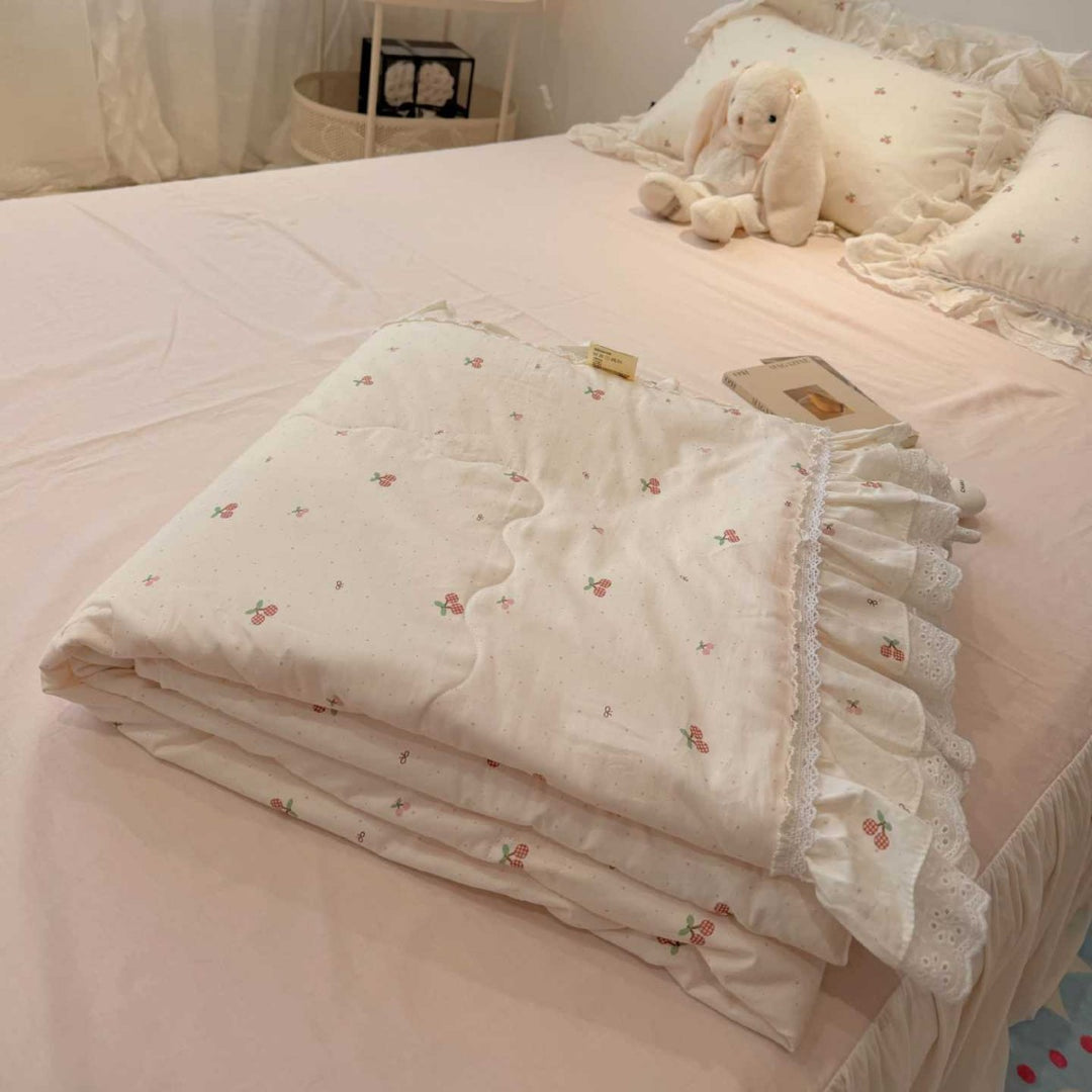 Quilted bedspread with ruffle and lace trim made of cotton blend