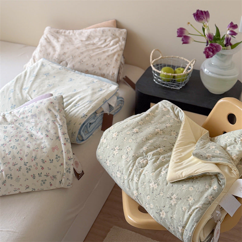 Children's bedding set made of cotton mix with quilted lightweight blanket and star cartoon motif