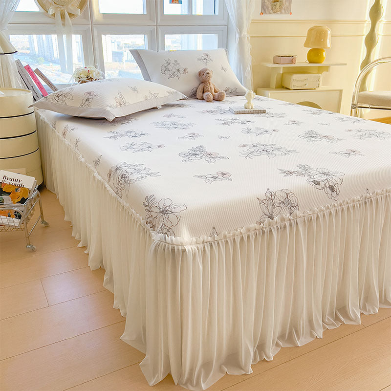 Women's elegant and decorative bedding throw set with cheerful floral pattern Stornfield