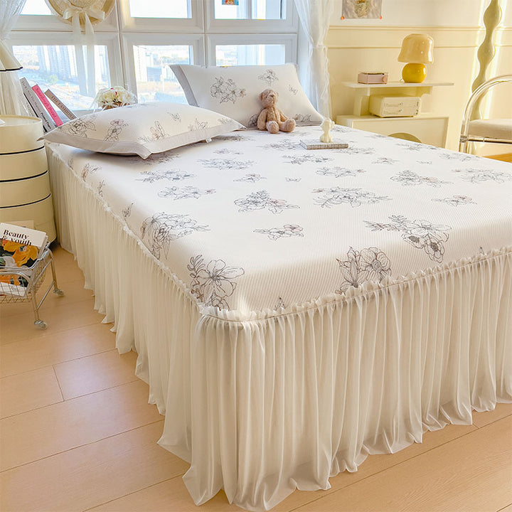 Women's elegant and decorative bedding throw set with cheerful floral pattern Stornfield