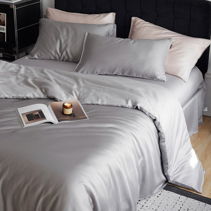 Reversible bedding set made of cotton satin with a silky feel and subtle quilted border