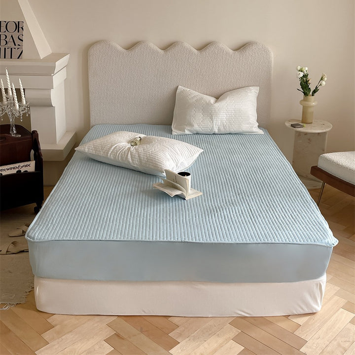 Padded mattress protector with fine quilted texture and all-round elastic band