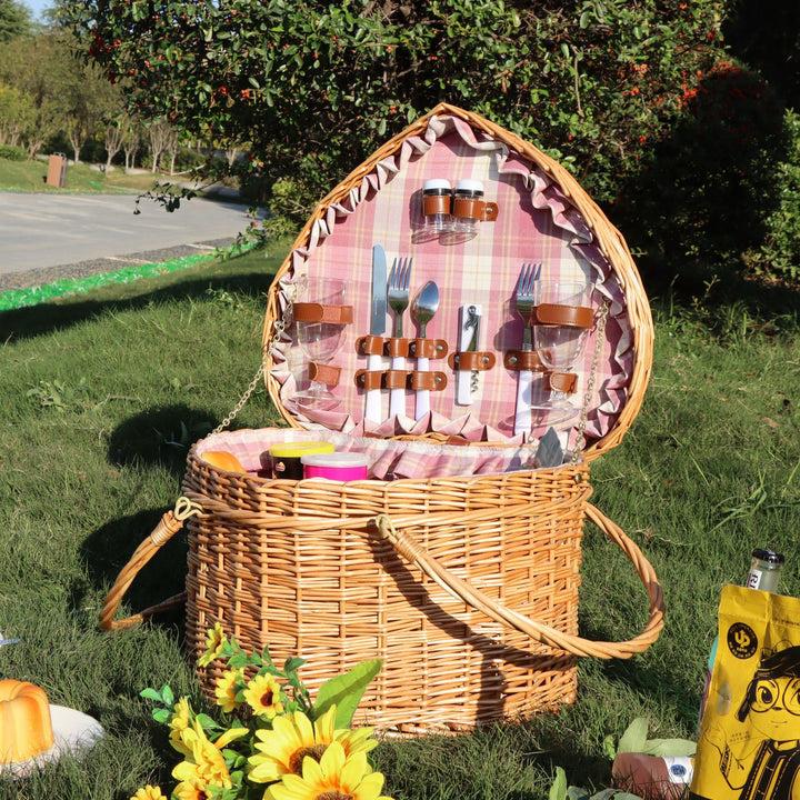 Rustic picnic basket with dish set Stornfield