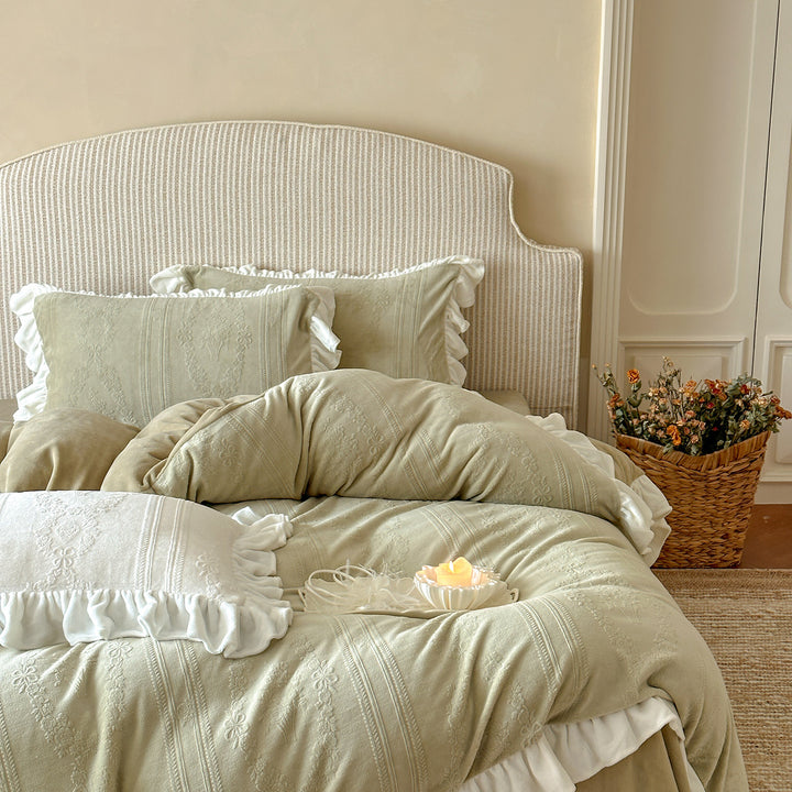 Romantic bedding set with ruffles and jacquard embossing