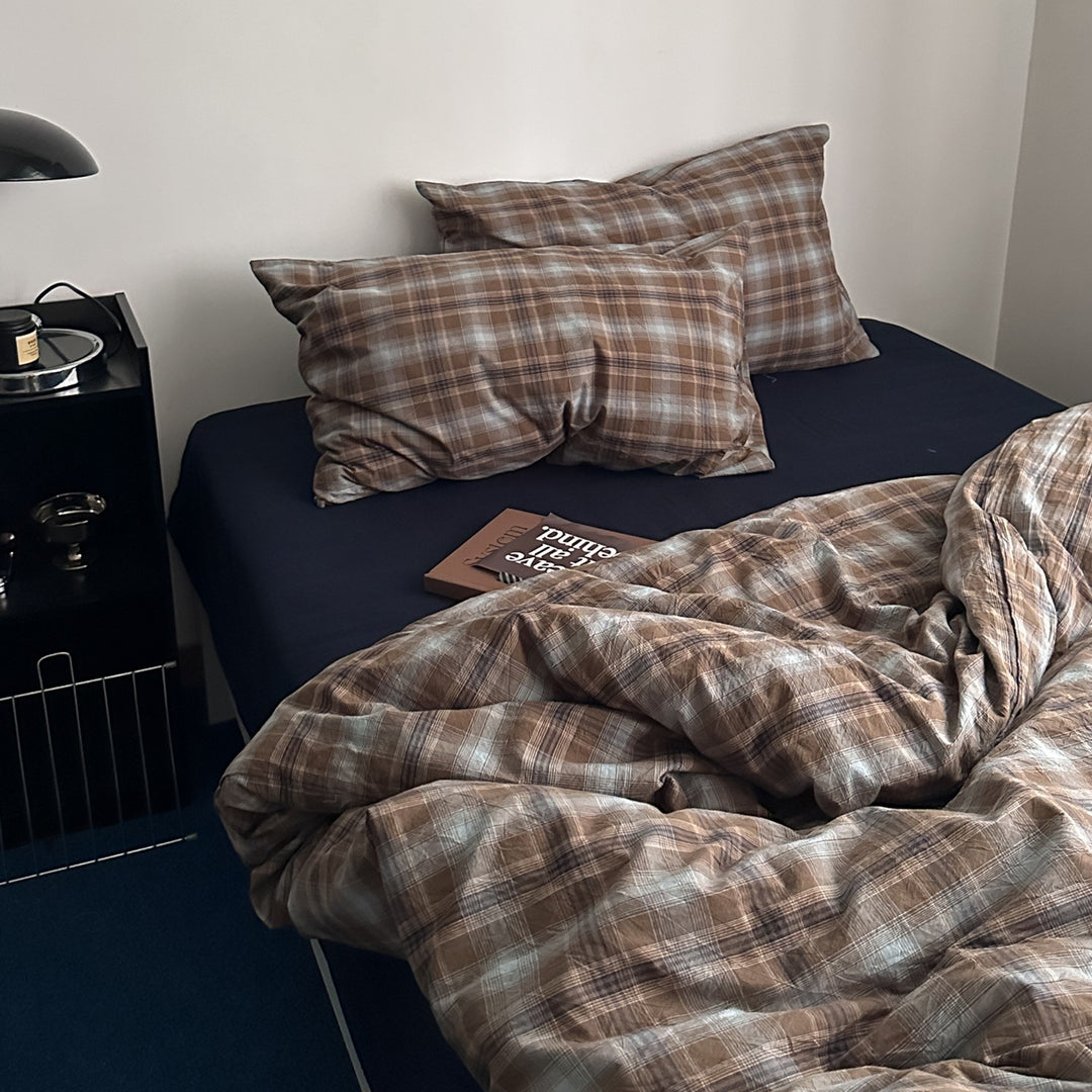 Checked bedding set made of linen-cotton mix with fitted sheet and pillowcases