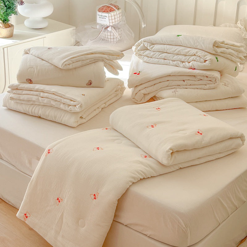 Women lightweight and breathable quilt with delicate floral patterns Stornfield