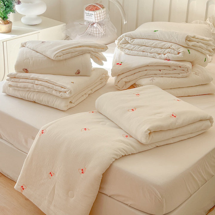 Women lightweight and breathable quilt with delicate floral patterns Stornfield