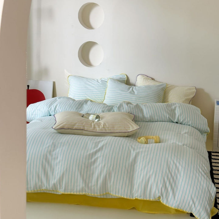 Striped bedding set made of cotton satin with ruffled edges and reversible function