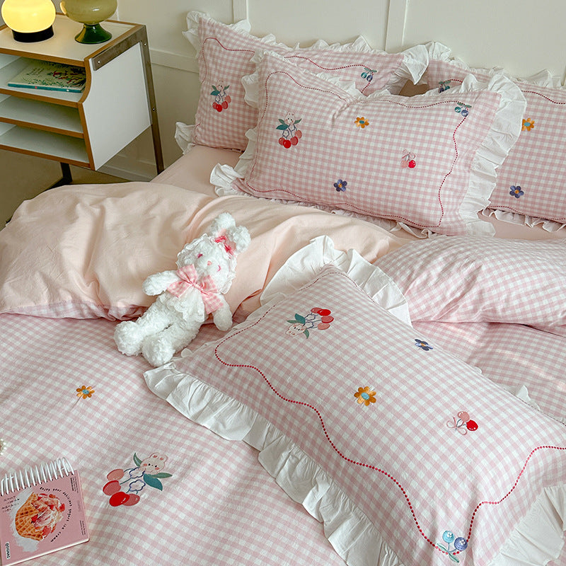 Playful cotton bedding set with ruffles and appliqués