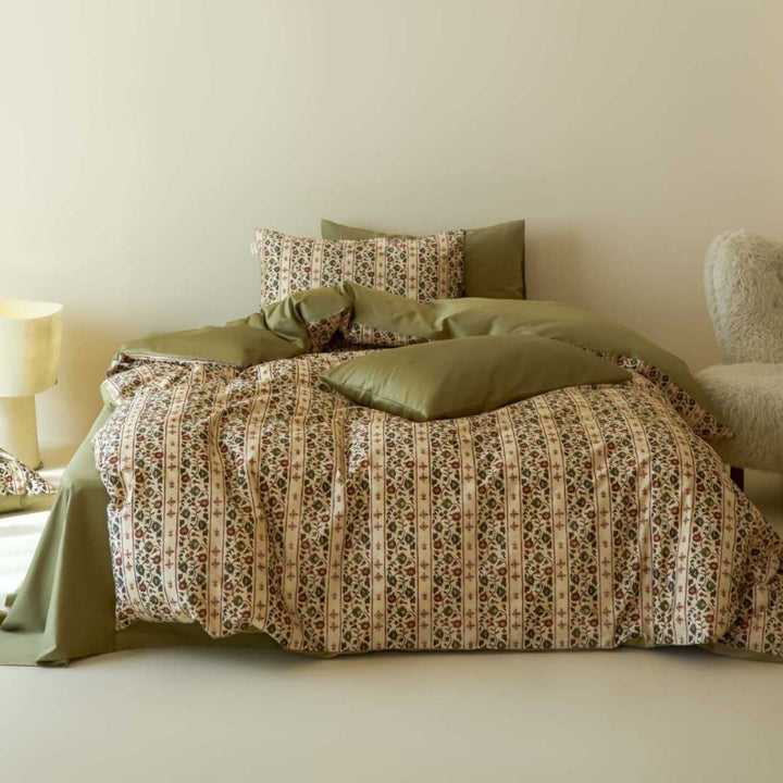 Bedding set with floral striped pattern and reversible function