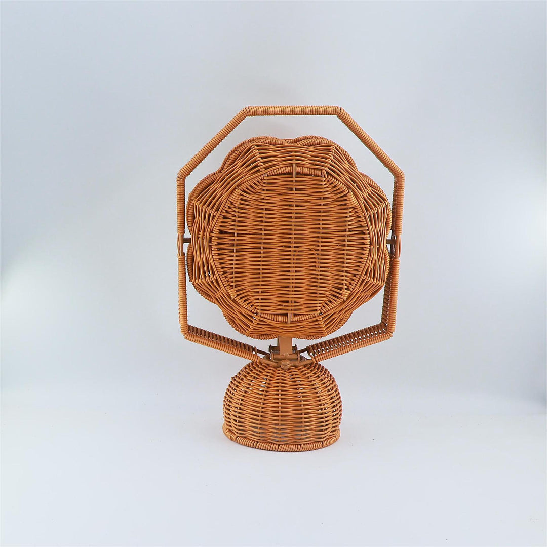 With an elegant three-tier fruit bowl Stornfield