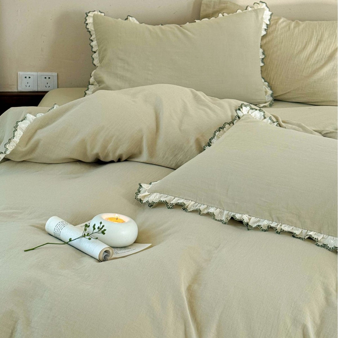 Bedding set made of linen-cotton blend with delicate lace ruffle