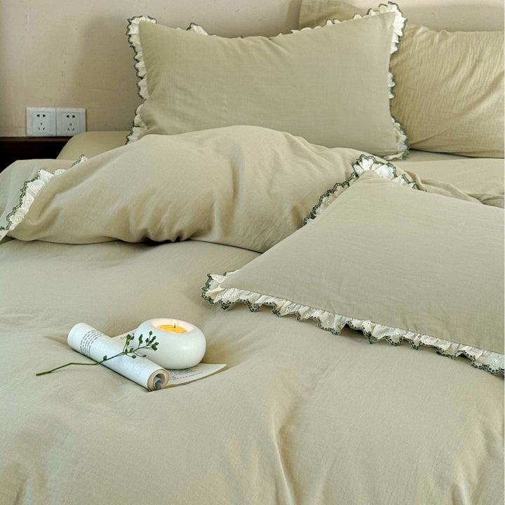 Bedding set made of linen-cotton blend with delicate lace ruffle