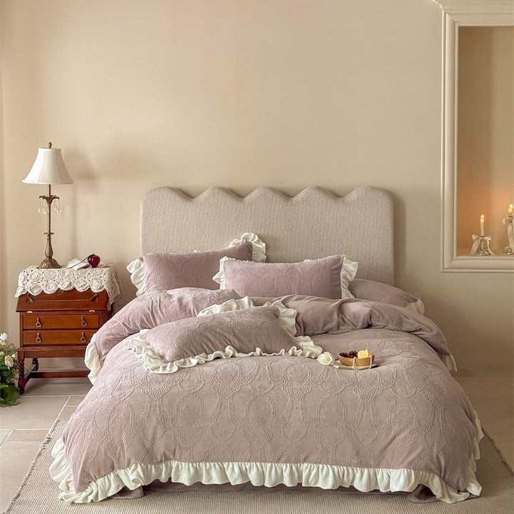 Bedding set made of cotton percale with embroidered relief and ruffled trim