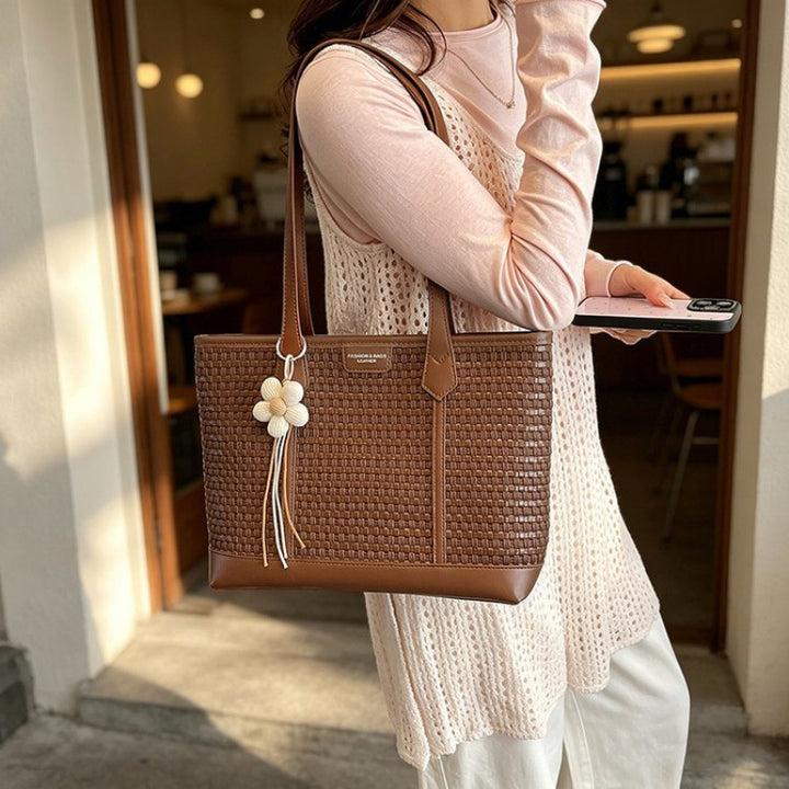 Fashionable tote bag with textured design Stornfield