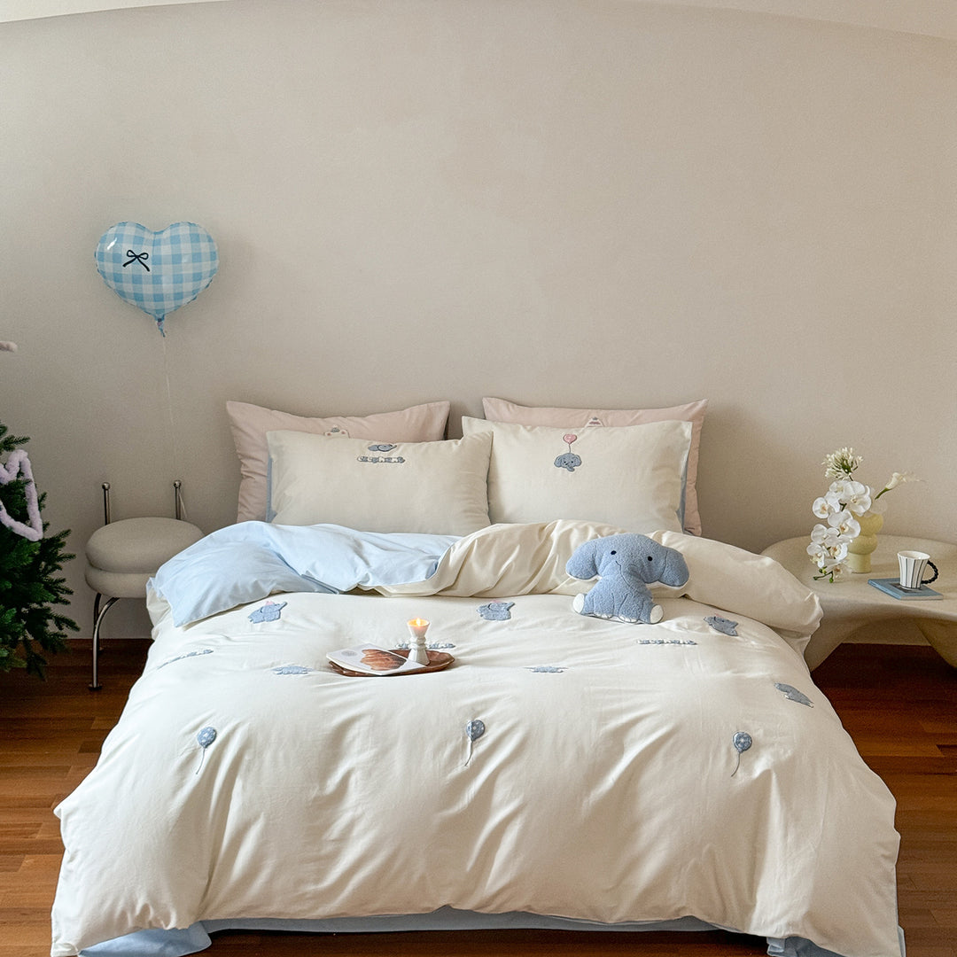 Reversible cotton satin bed linen set with embroidered fluffy dog appliqués and extra soft finish