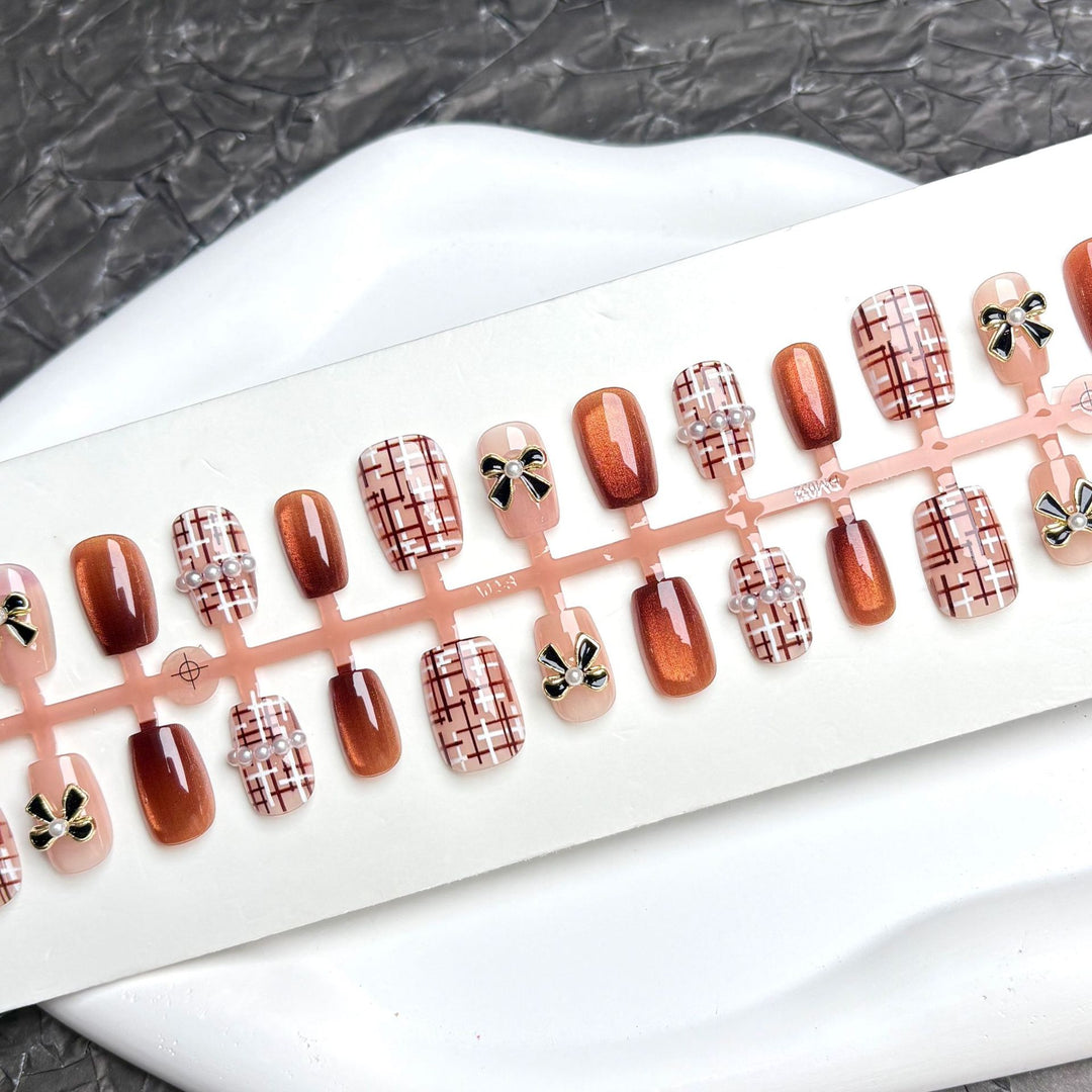 Decorative Press-On Nail Art Set with Geometric Patterns and Elegant Accents