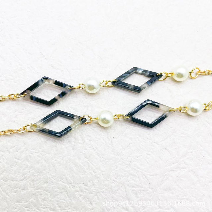 Elegant Geometric Necklace Stornfield