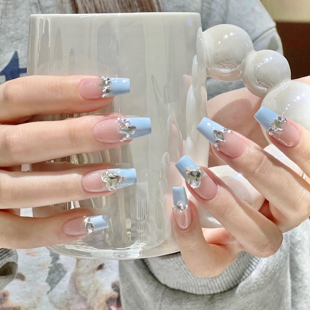 Elegant Rhinestone-Embellished Nail Art Stornfield