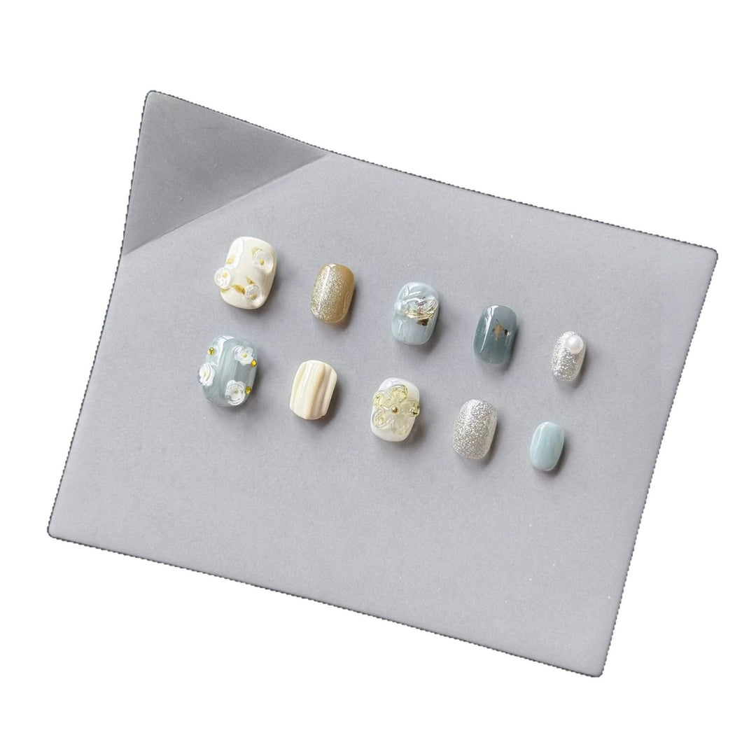 Decorative Press-On Nail Art Set with Elegant Floral and Glitter Accents