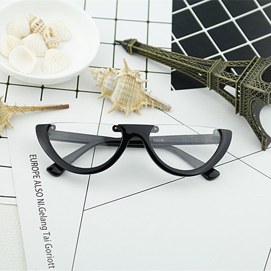 Women Cat-Eye Glasses with distinctive frame and mirrored lenses Stornfield