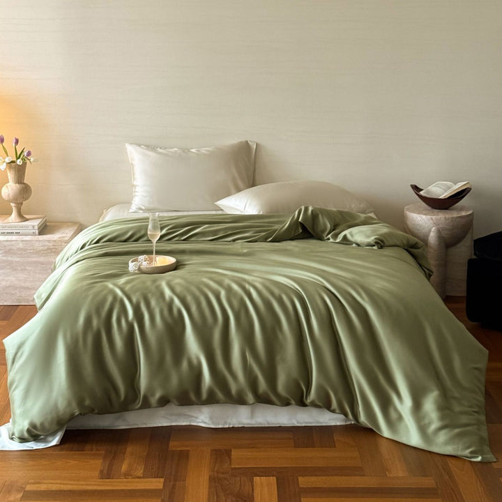 Luxurious satin bedding set with a silky-smooth surface, reversible function and hotel closure