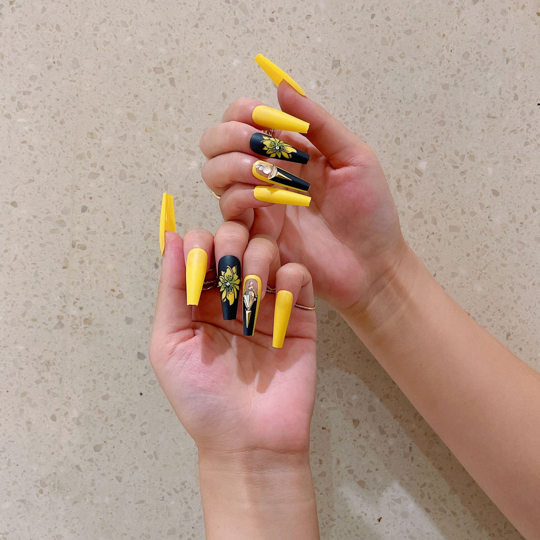 Artificial nail set with glamorous 3D decorations and detailed flower illustration Stornfield