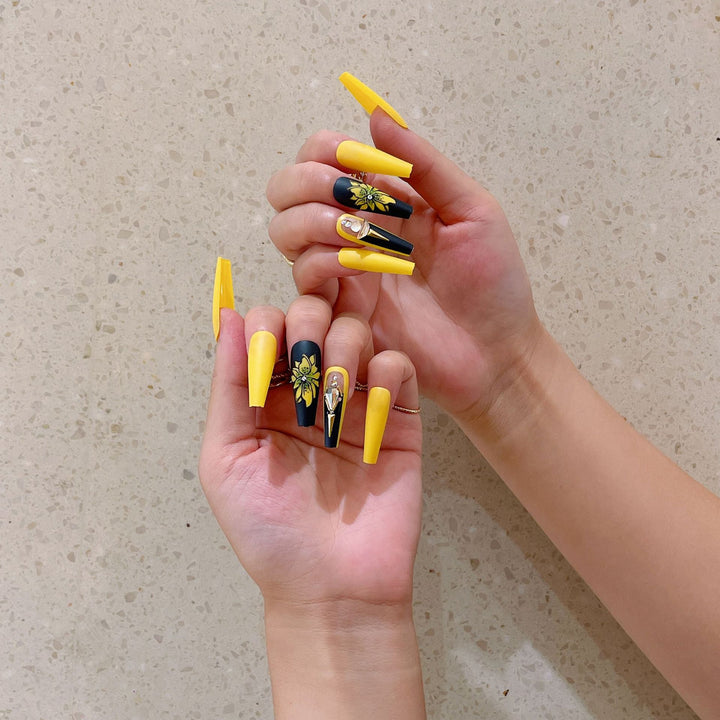 Artificial nail set with glamorous 3D decorations and detailed flower illustration Stornfield