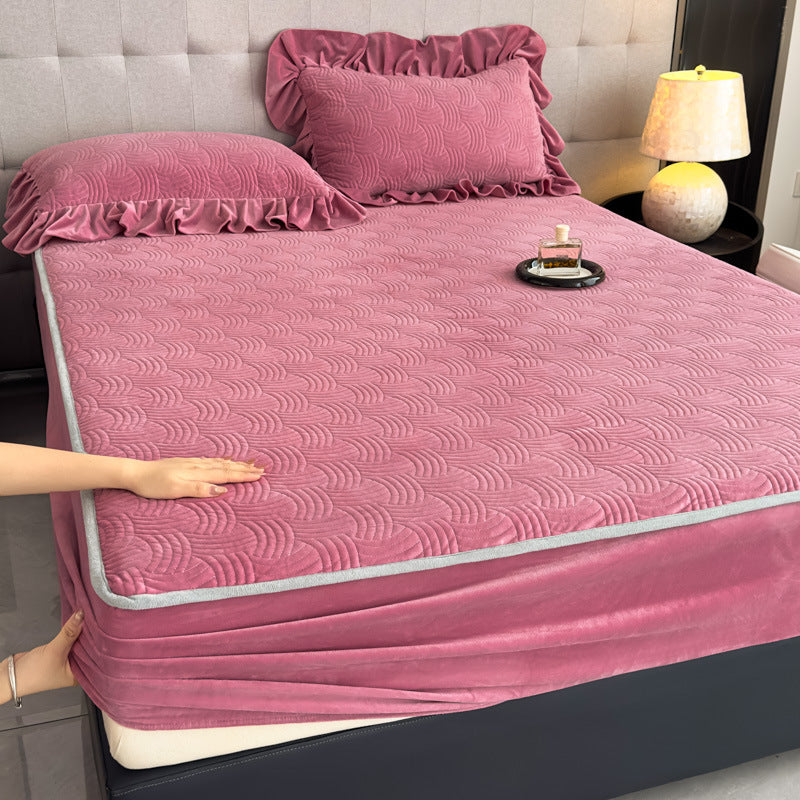 Padded bedspread with quilted velvet surface and ruffled pillow covers