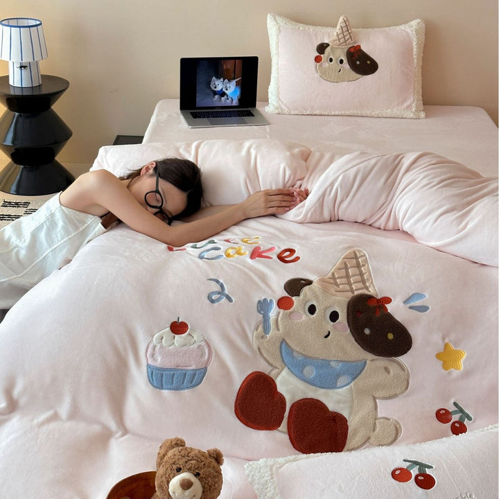 Children's bedding set with appliquéd animal and cupcake motifs, quilted blanket & decorative pillow