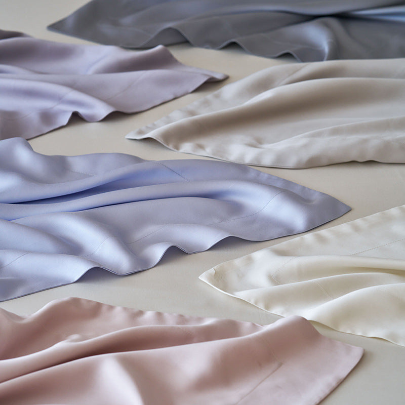 Satin pillowcase set made of combed cotton satin with a silky sheen and fine piping