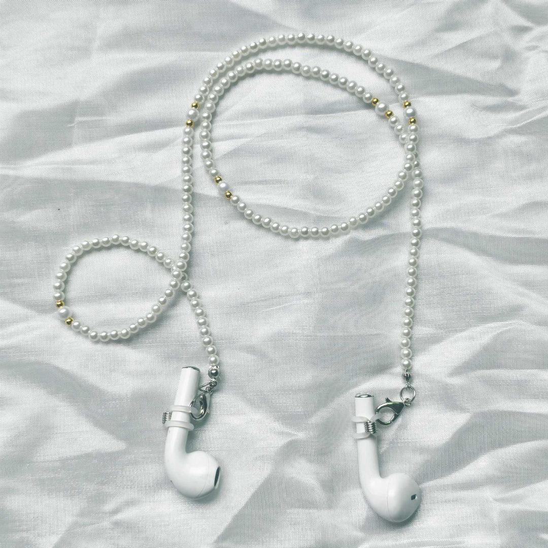 Fashionable pearl necklace with golden accent Stornfield