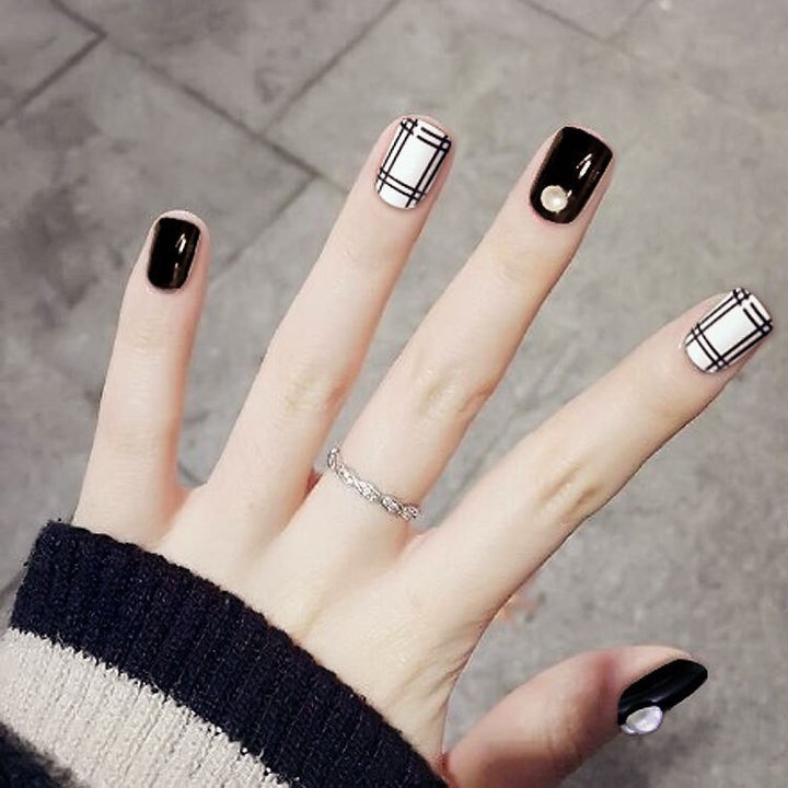 Artificial nails in modern check pattern Stornfield