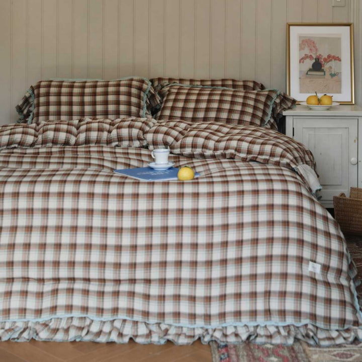 Checked cozy bed linen set made of brushed cotton flannel with ruffle hem