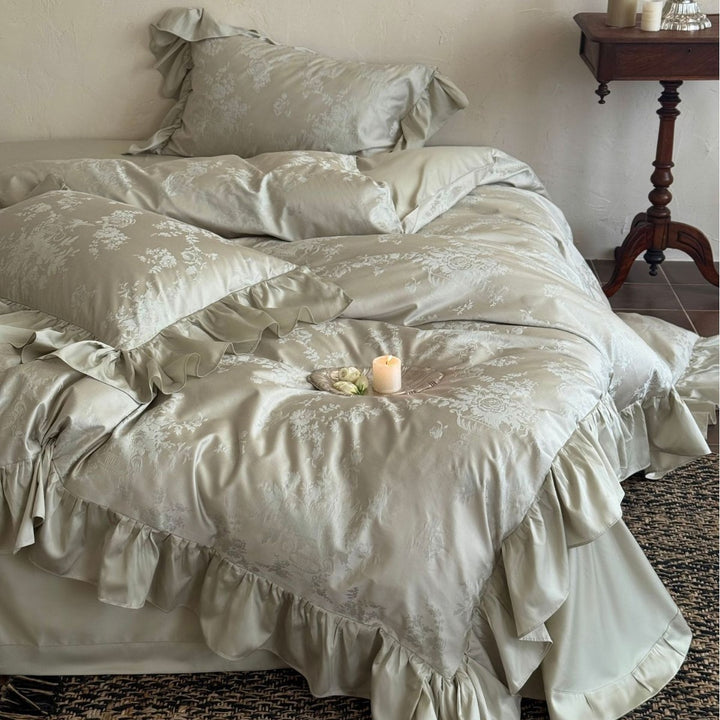 Bedding set in vintage jacquard with satin frill and delicate ruffle edge
