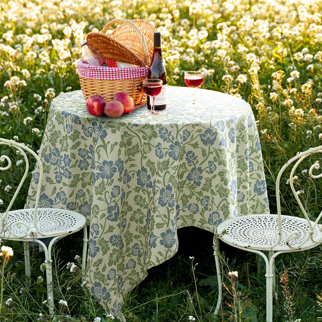 Rectangular tablecloth in country house style made of cotton blend fabric with floral all-over print Stornfield