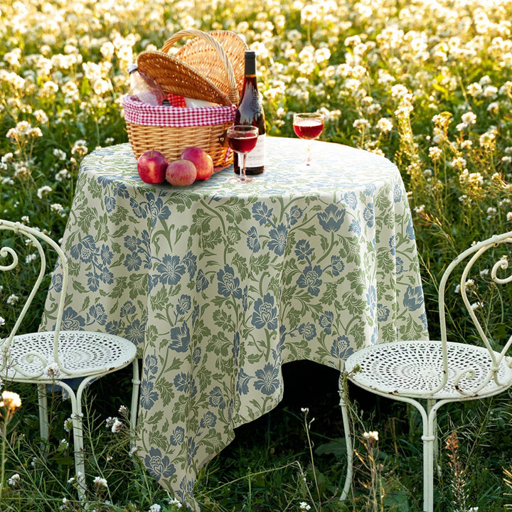 Rectangular tablecloth in country house style made of cotton blend fabric with floral all-over print Stornfield
