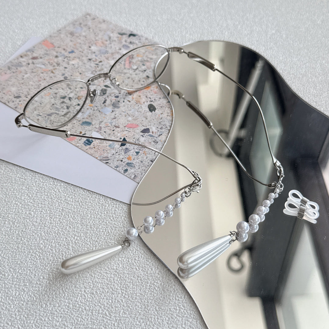 Elegant Pearl-Accented Eyewear Chain Stornfield