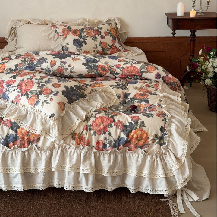 Bedding set in cotton-linen shabby-chic with ruffled bed skirt, crochet lace, and large floral print