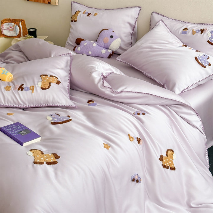 Children's bedding set made of cotton satin with embroidered animal appliqués and delicate piping